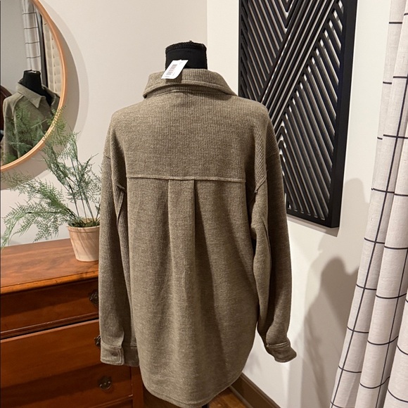 New In Ribbed Button-Up Overshirt in Olive large - Picture 4 of 13